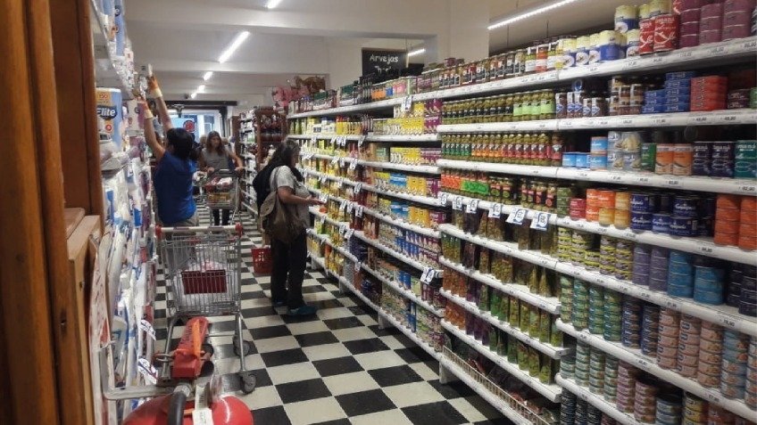 Sin darnos cuenta recordamos los precios de cien productos como mínimo, y dejamos en la góndola aquello que aumenta con desmesura